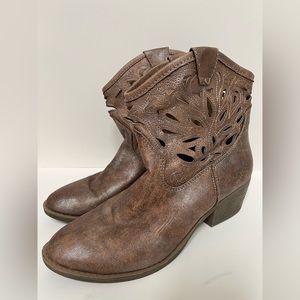 SO Brown Heeled Boots with Cutout Design